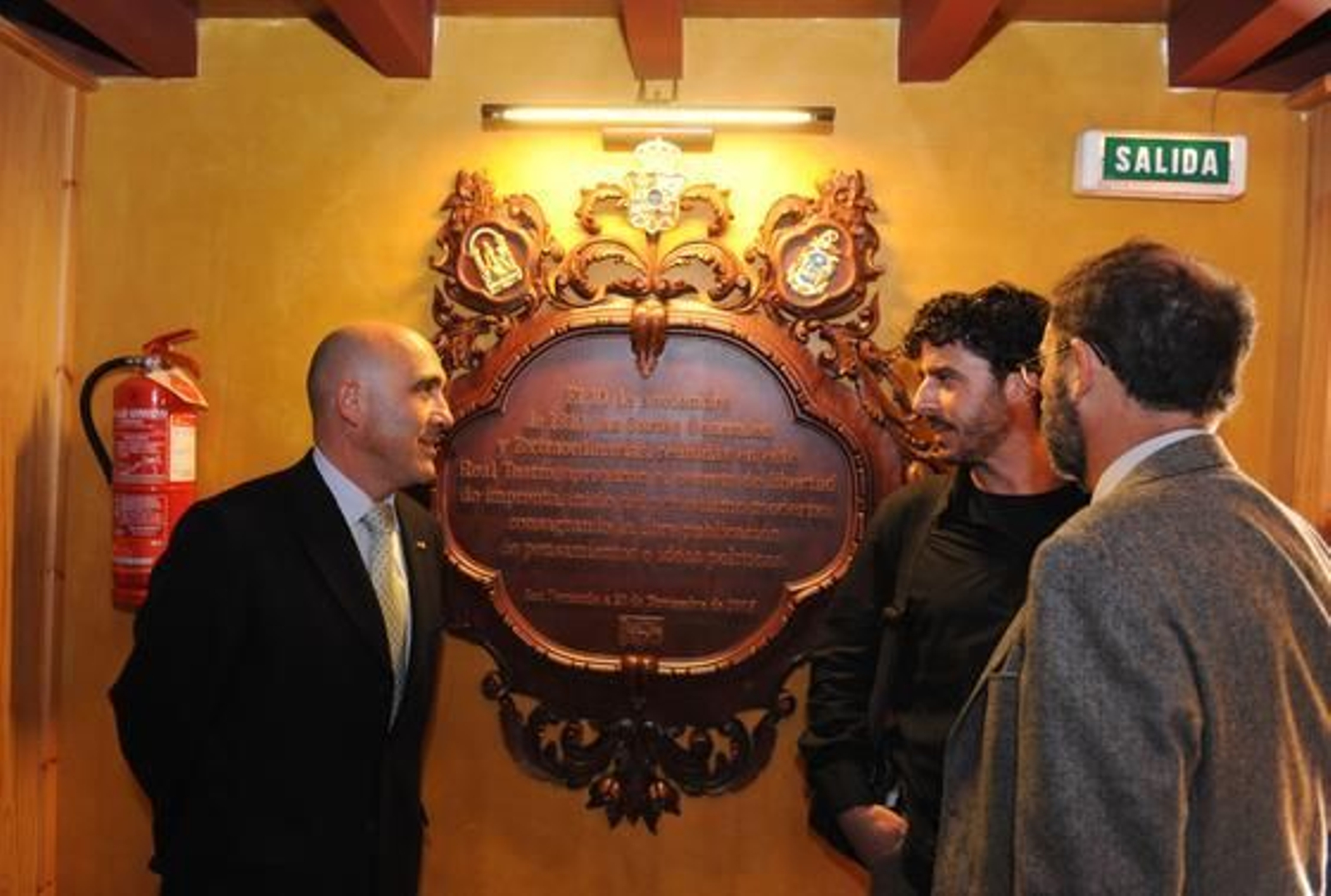 El reportero gráfico Emilio Morenatti recibe el I Premio Libertad de Expresión en el Real Teatro de Las Cortes de San Fernando. 

Foto: Elias Pimentel