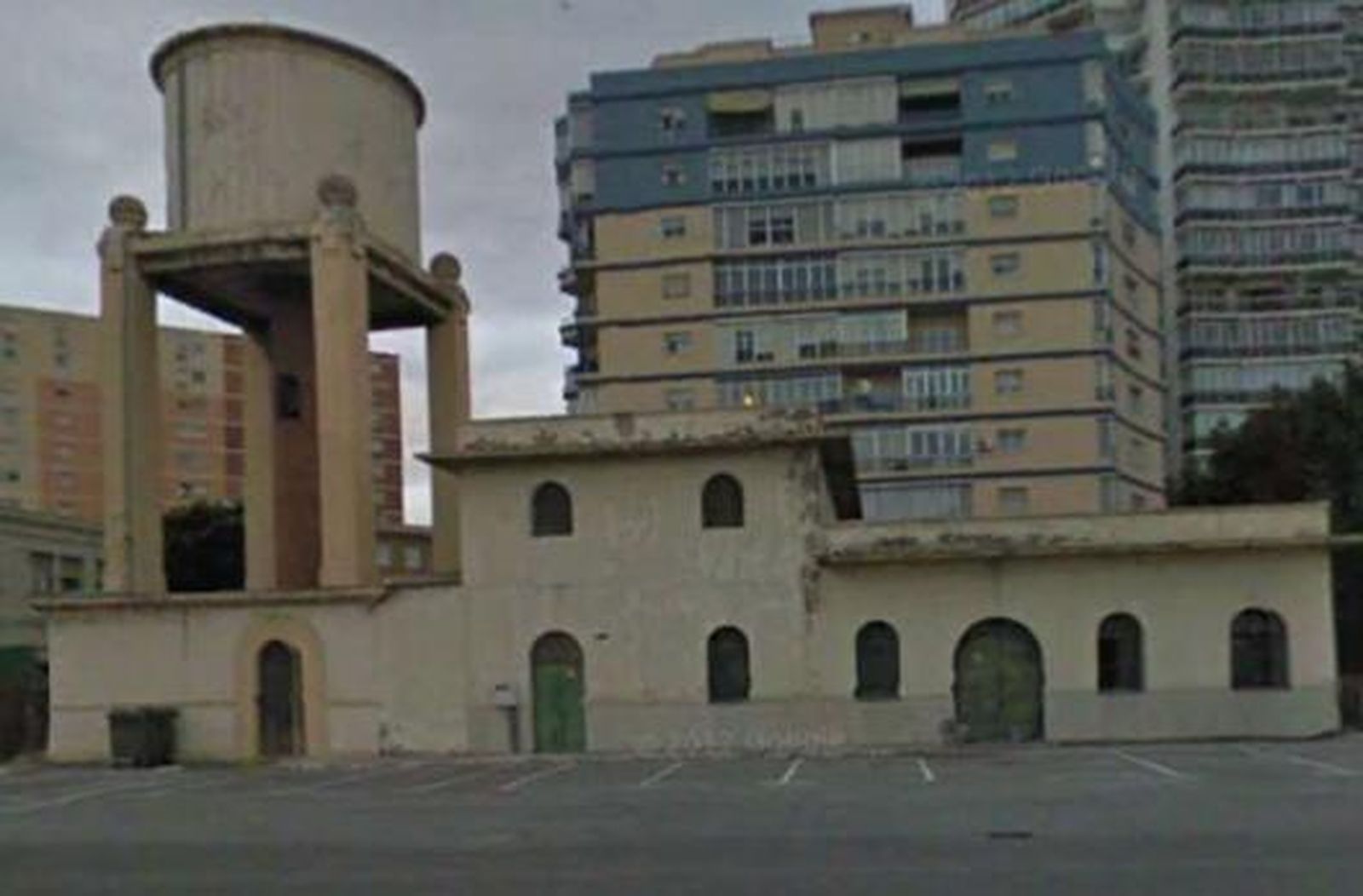 Depósito de agua y edificio que van a ser demolidos por el Puerto de Málaga.