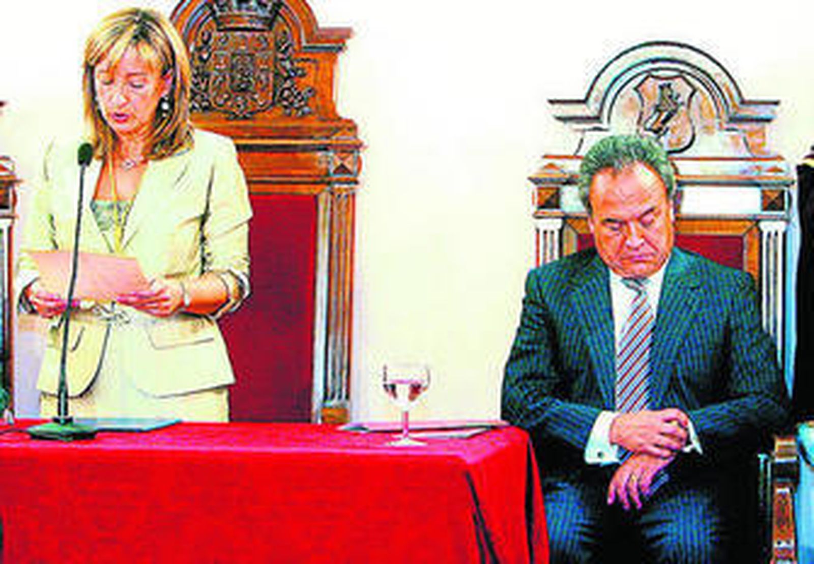 Pacheco mira el reloj durante la intervención de Pilar Sánchez en un pleno extraordinario celebrado años atrás.