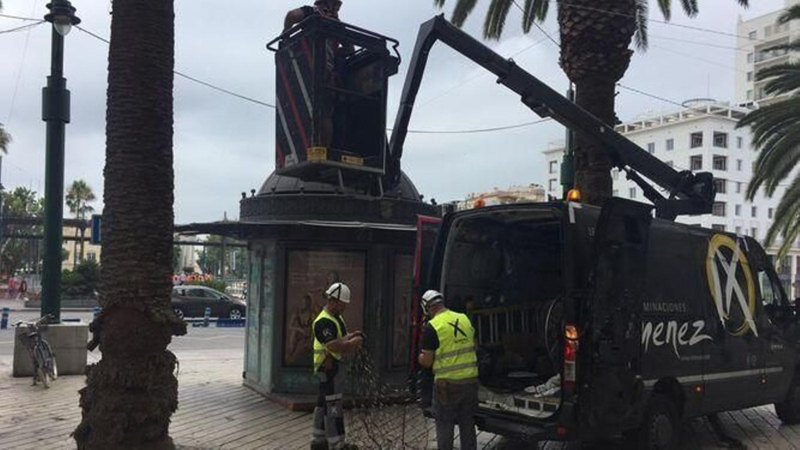 Operarios instalan las luces de navidad