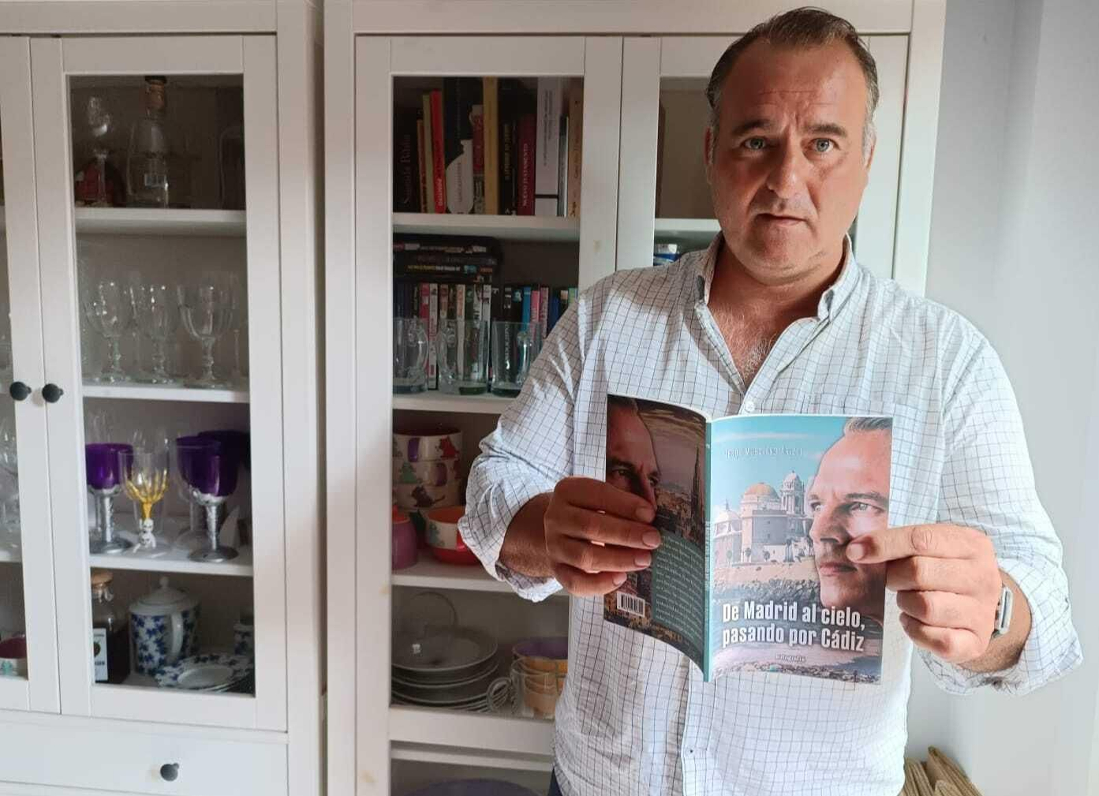 Jesús Murciano, con la novela que le acaba de publicar la editorial Autografía. Jesús Murciano, con la novela que le acaba de publicar la editorial Autografía.
