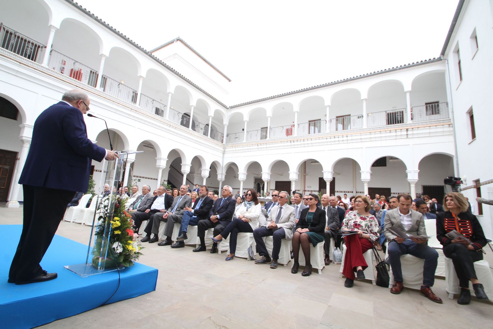Jesús Martínez, secretario del Club de Leones de Sevilla, en el acto inaugural en el patio de la residencia.