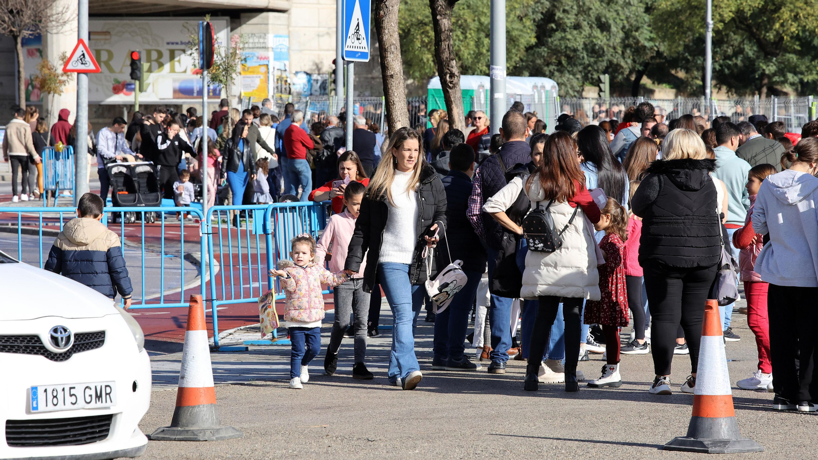 El parque de atracciones de Navidad junto a la Feria volvió a llenarse este sábado El parque de atracciones de Navidad junto a la Feria volvió a llenarse este sábado
