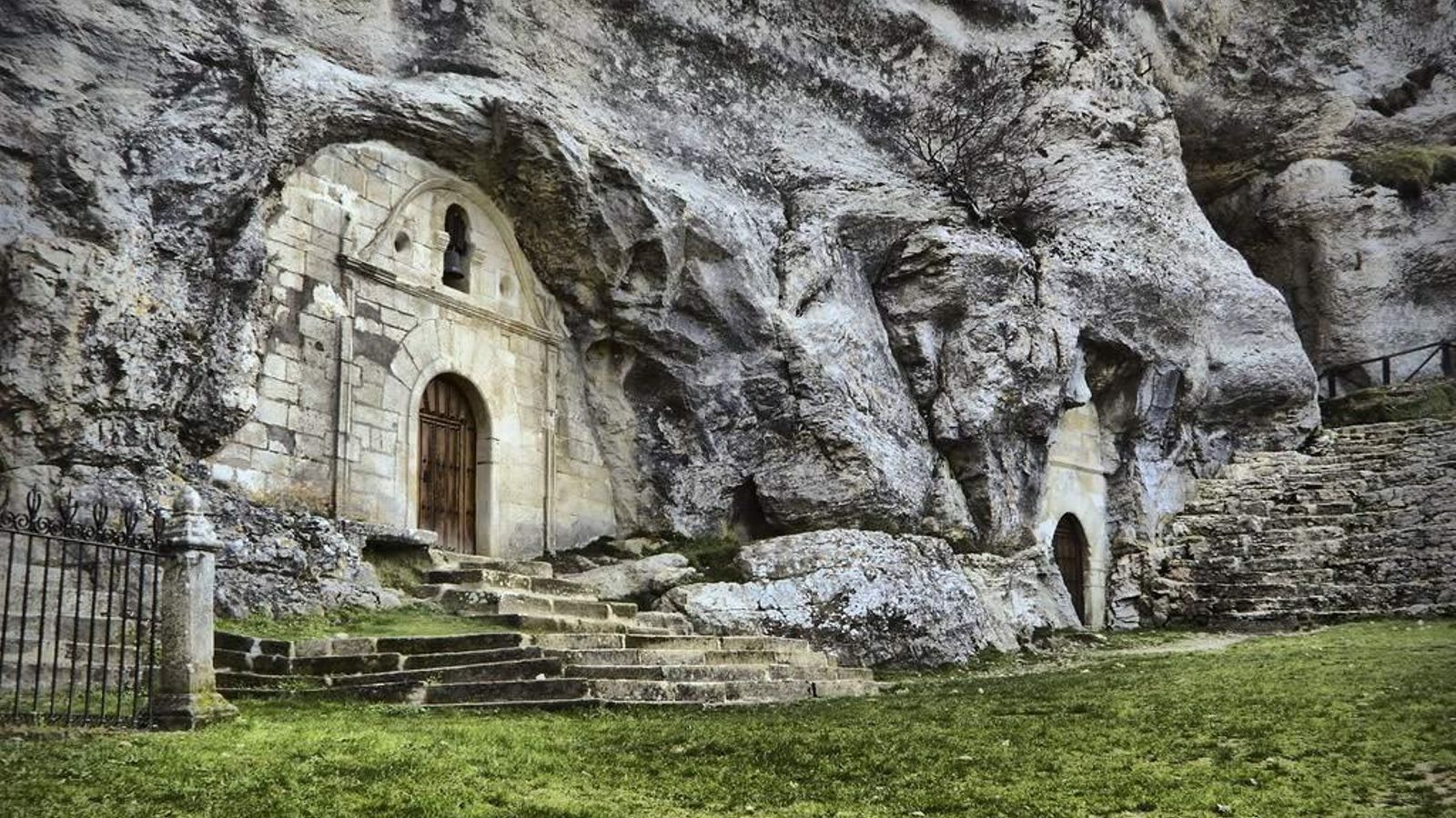 Ermita de San Bernabé: con previsión y tiempo se puede visitar, pero está fuera del Camino.