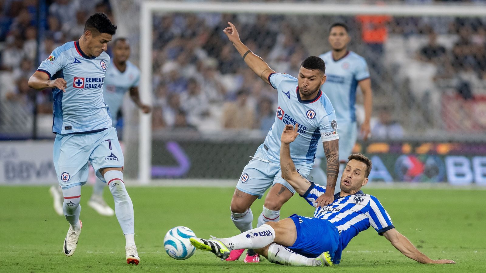 Sergio Canales , con el Rayados , disputa el balón con Juan Escobar y Uriel Antuna, de Cruz Azul.