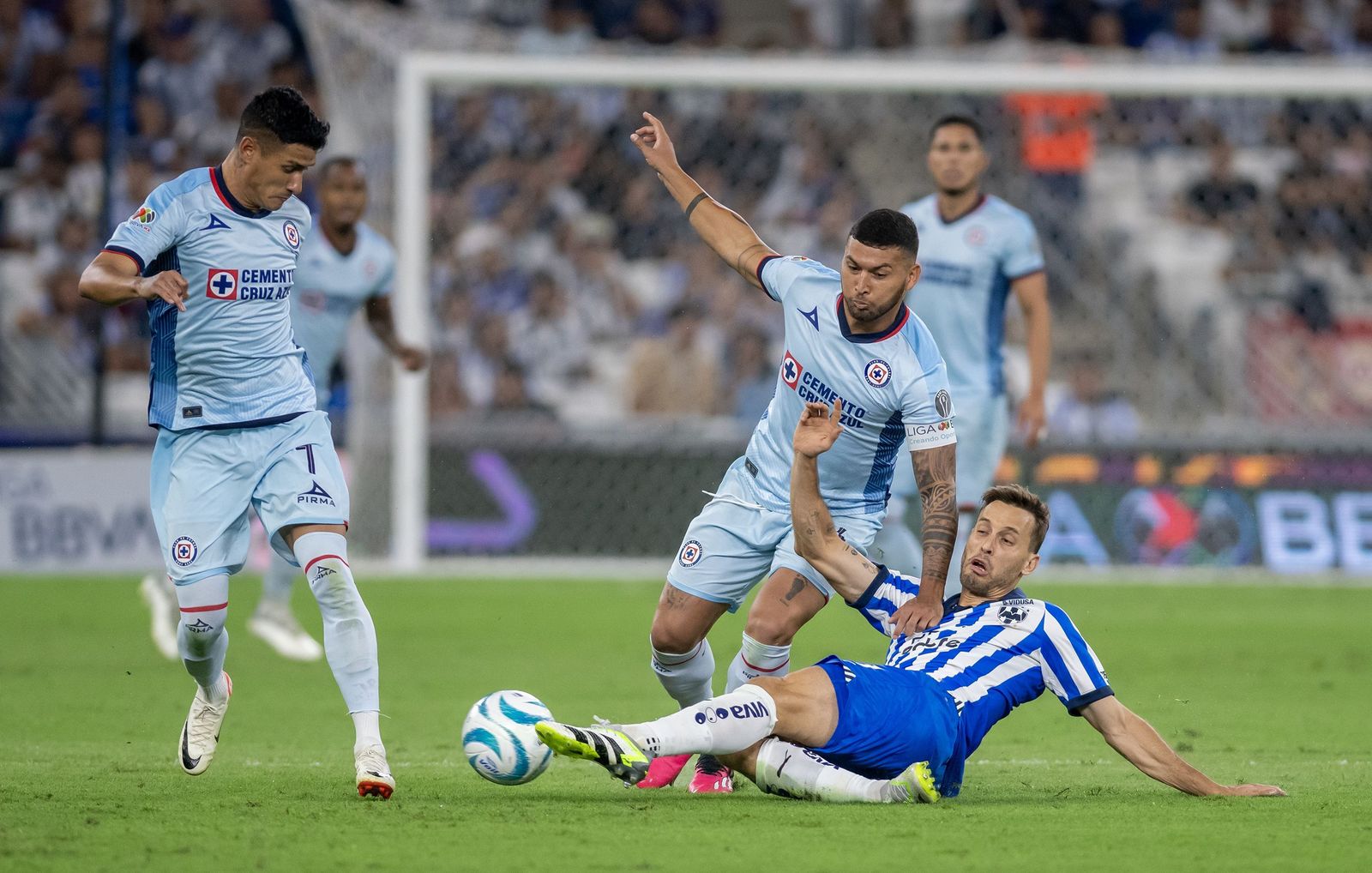 Sergio Canales , con el Rayados , disputa el balón con Juan Escobar y Uriel Antuna, de Cruz Azul.