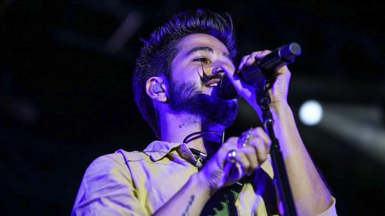 Camilo se mostró emocionado en varias ocasiones por poder compartir sus canciones con el público español.