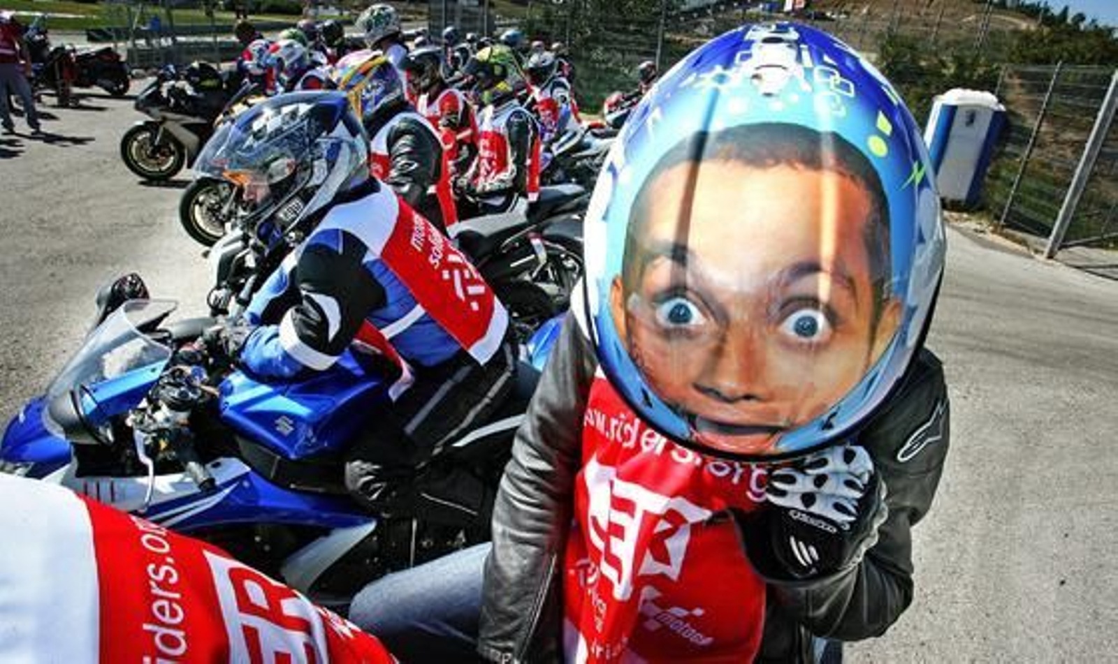 Miles de moteros procedentes de muy diversos lugares, ya ha llegado a Jerez para asistir a uno de los retos deportivos más importantes de cuantos se celebran en España. La DGT recuerda la necesidad de realizar una conducción prudente y de respeto entre vehículos que comparten un mismo espacio.

Foto: Pascual