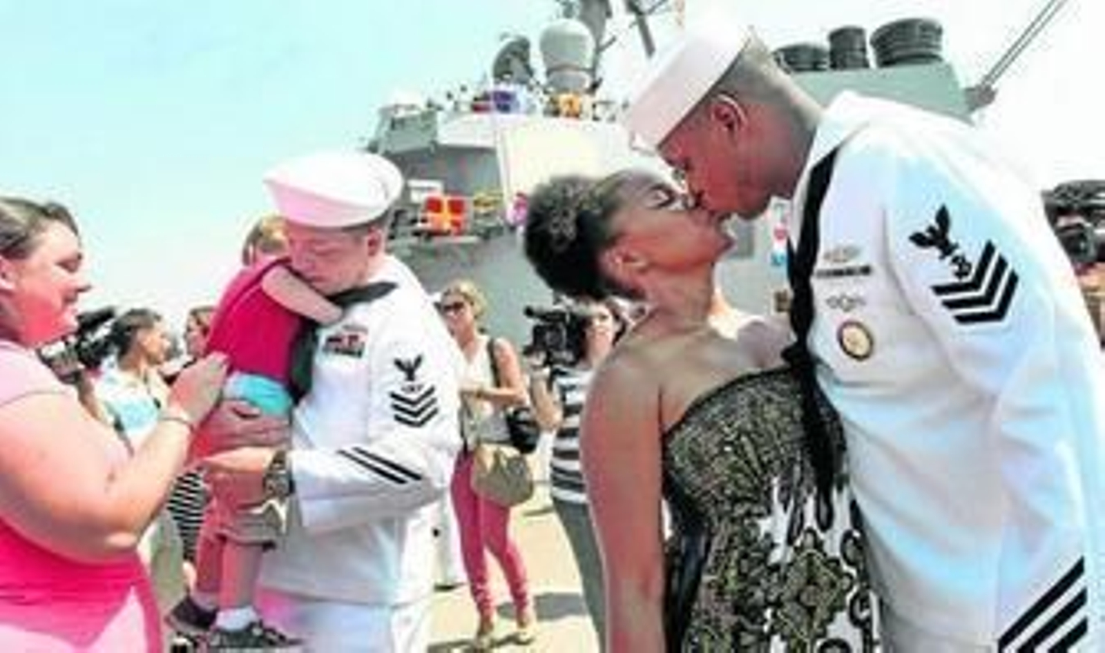 Tripulantes de uno de los buques del escudo antimisiles saludan a sus familias a su llegada a Rota.