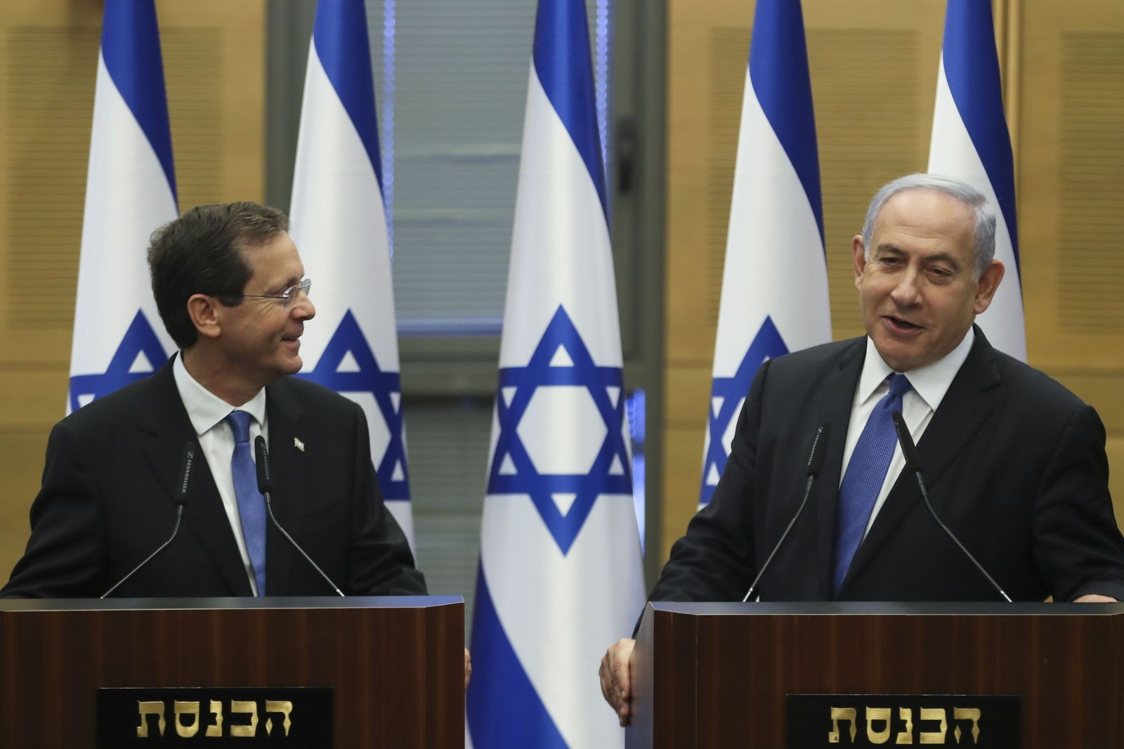 El presidente electo, Isaac Herzog, y el primer ministro en funciones, Benjamin Netanyahu, este miércoles en Jerusalén.