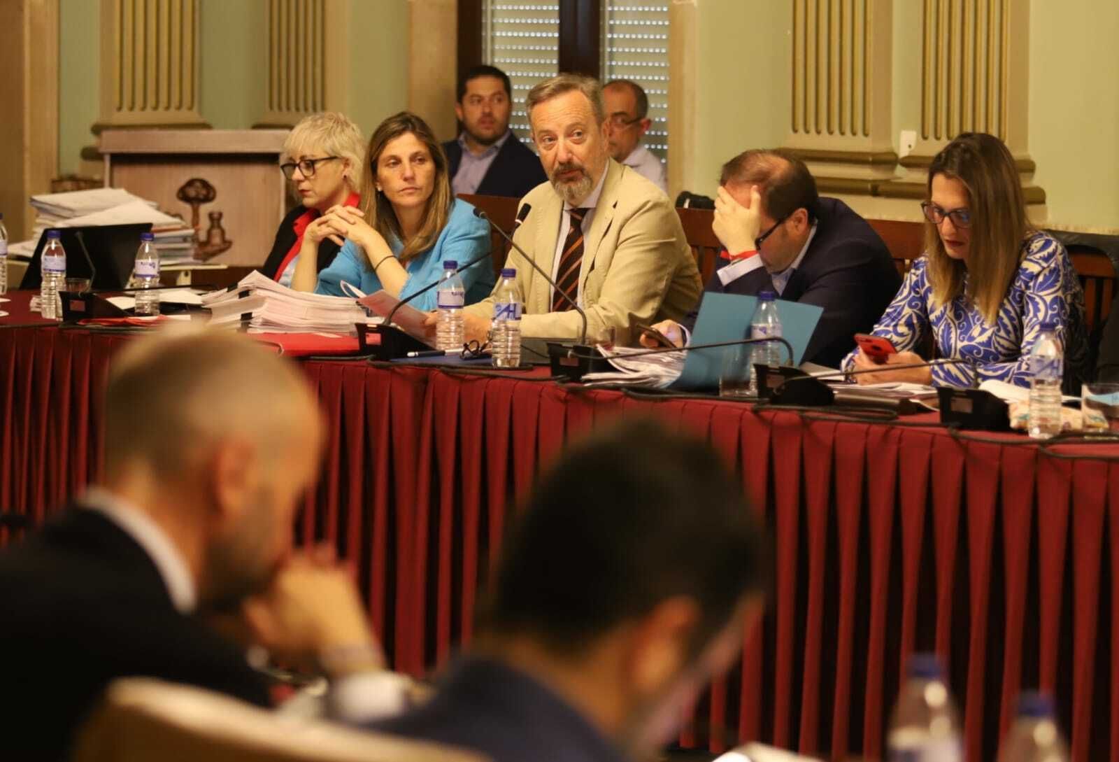 Manuel Gómez lee la declaración institucional.