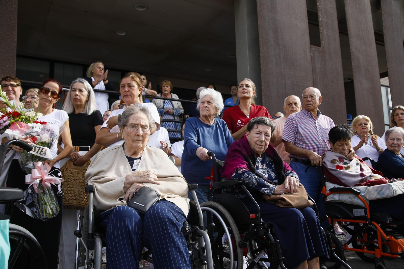 Las imágenes de la concentracion por el asesinato de Maria Nieves GP en la residencia del Zapillo en Almería