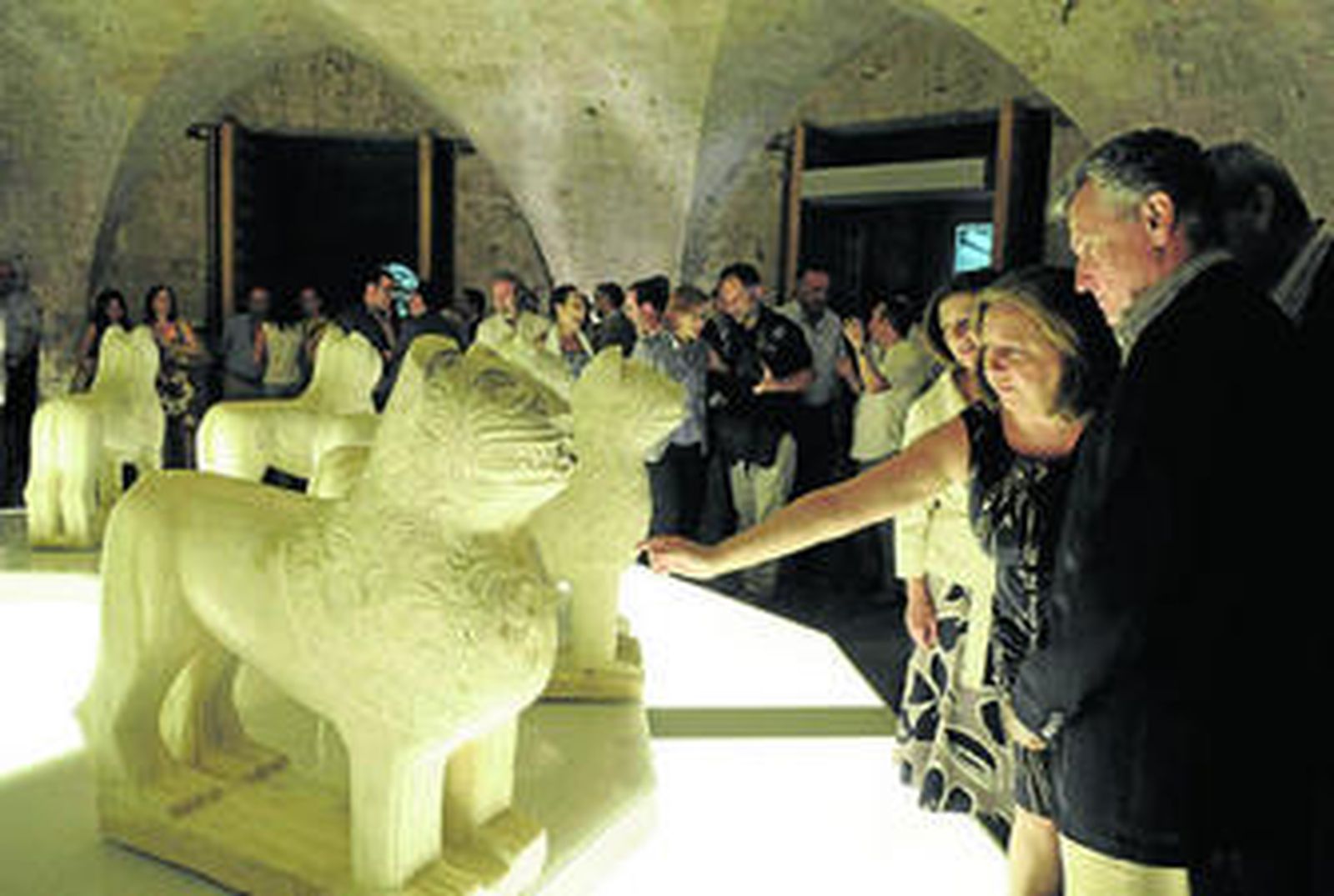 Paulino Plata y la directora del Patronato de La Alhambra, Mar Villafranca, visitando en julio la exposición sobre la restauración de los leones.