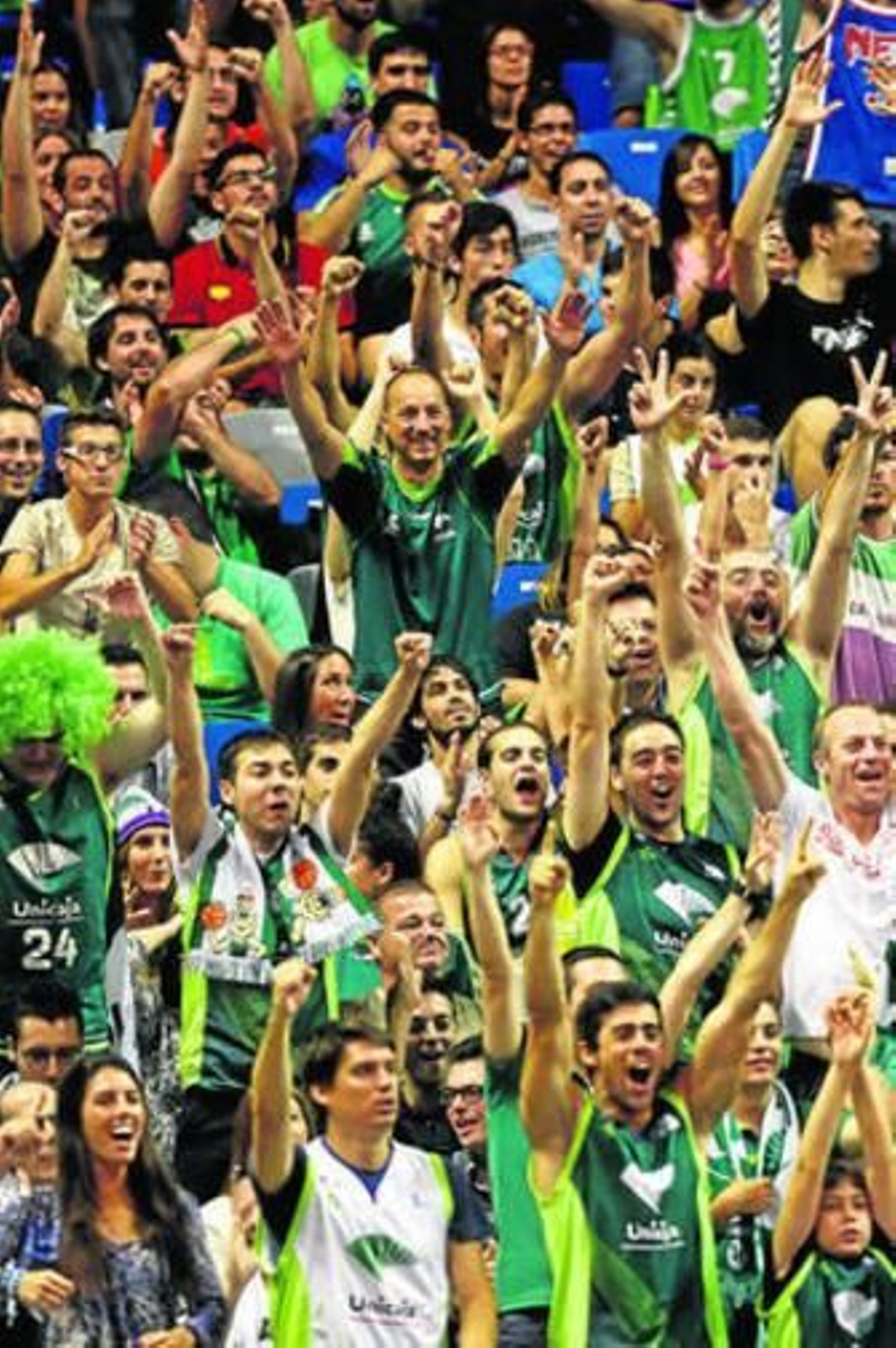 La afición, celebrando el triunfo.