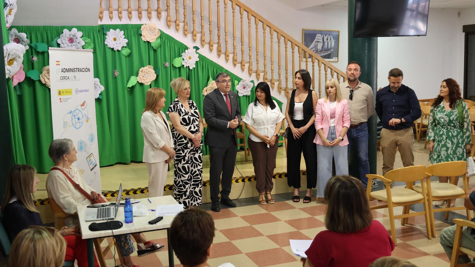 El subdelegado del Gobierno y la alcaldesa de Armilla acercan la Administración General del Estado a las personas mayores del municipio