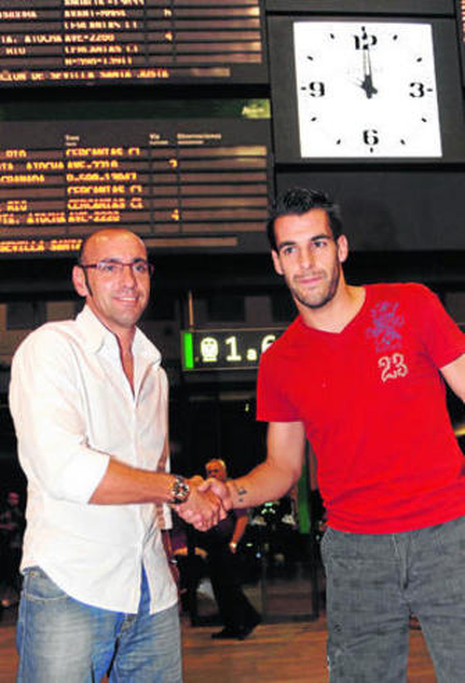 Monchi, cuando recibió a Negredo el año pasado en la estación de Santa Justa, el 20 de agosto.