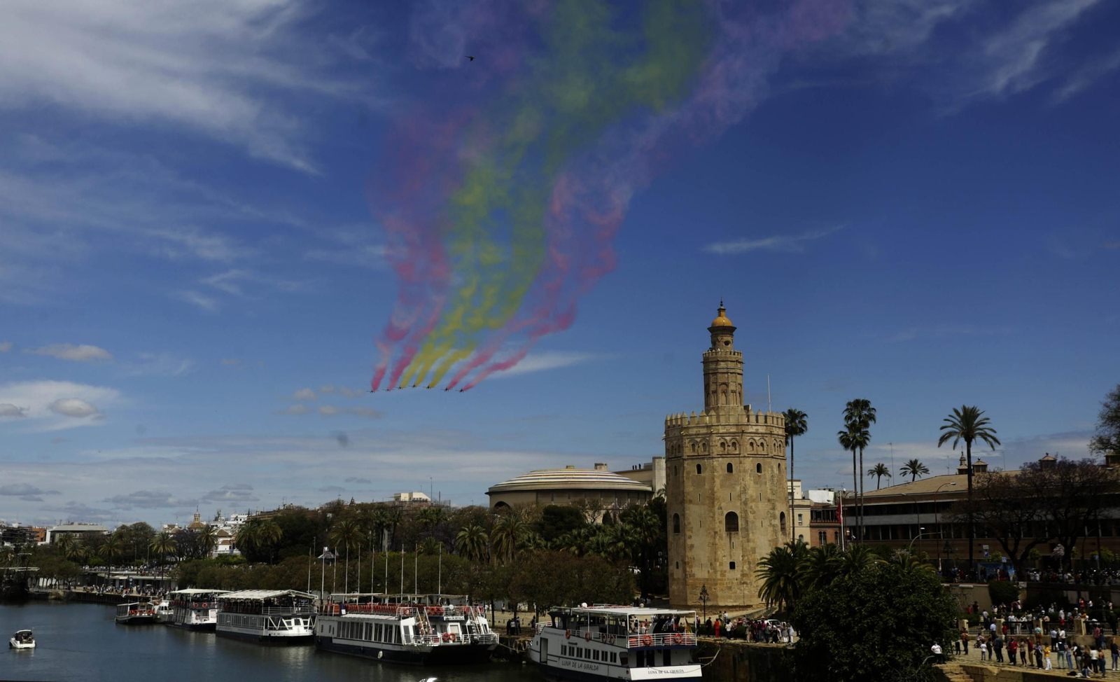Espectaculares fotos de las acrobacias de la Patrulla Águila: cuatro décadas surcando los cielos
