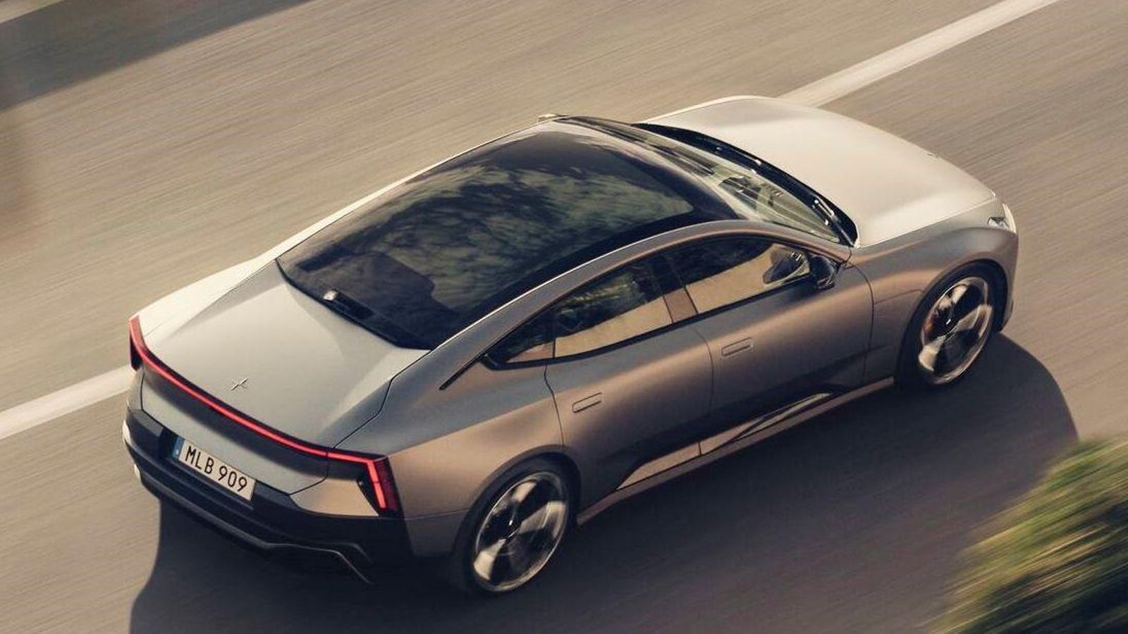 No hay cristal en el portón trasero, pero sí uno panorámico de gran tamaño sobre las cabezas de los ocupantes.