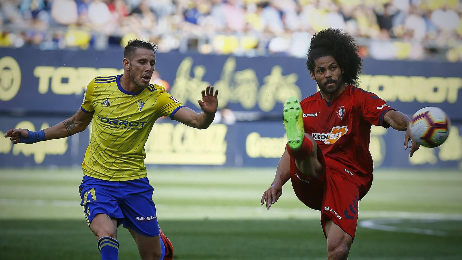 Partido de fútbol entre  Cádiz C.F. y C.A. Osasuna