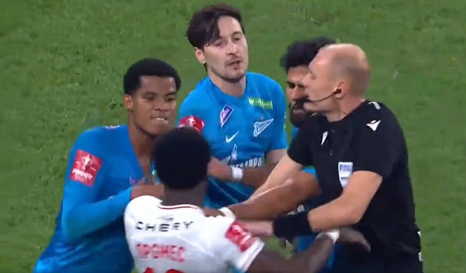 El inicio de la pelea entre Barrios y Promes con el árbitro tratando de separar.