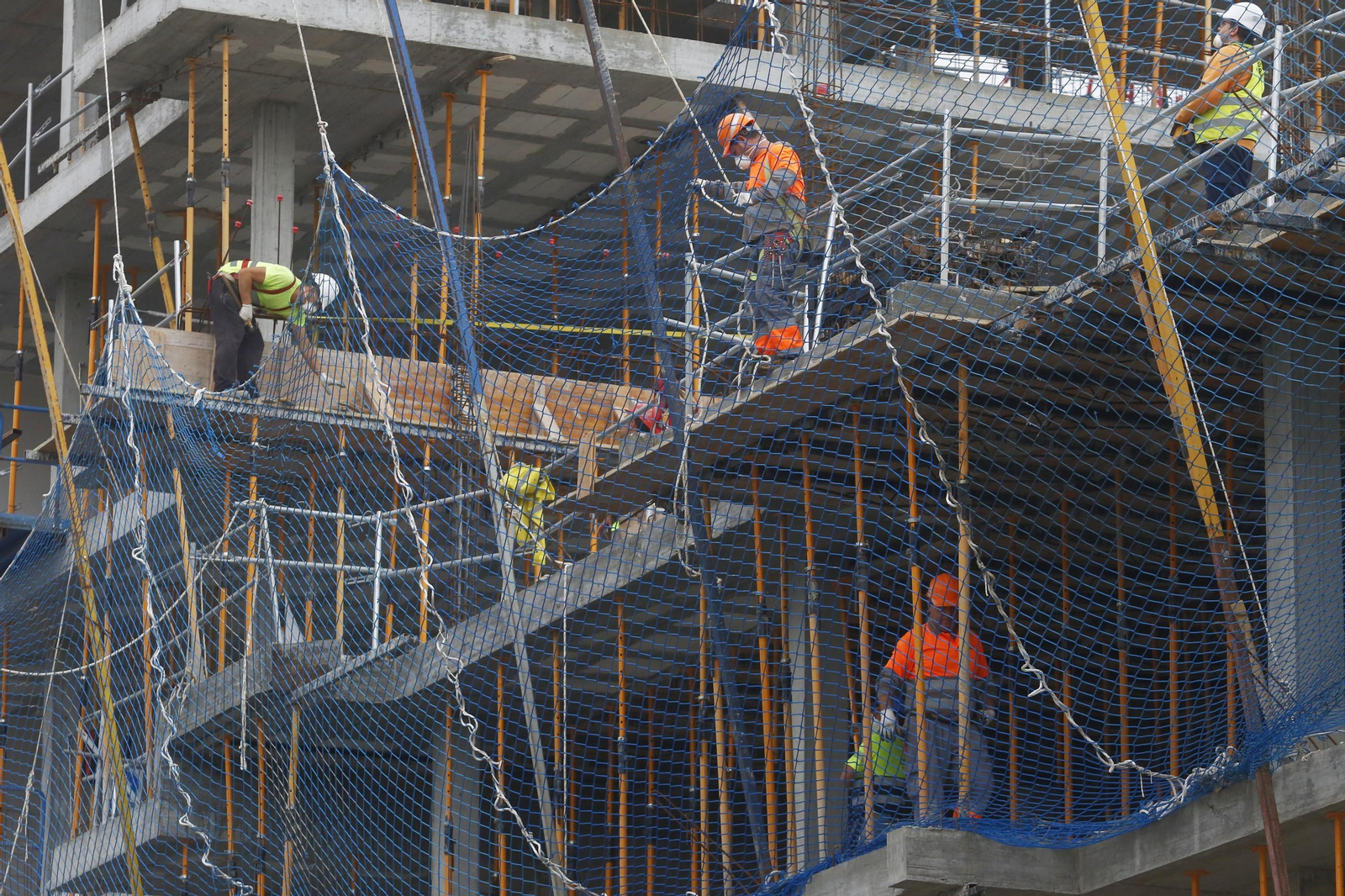 Varios trabajadores de la construcción se emplean en una obra en Córdoba. Varios trabajadores de la construcción se emplean en una obra en Córdoba.