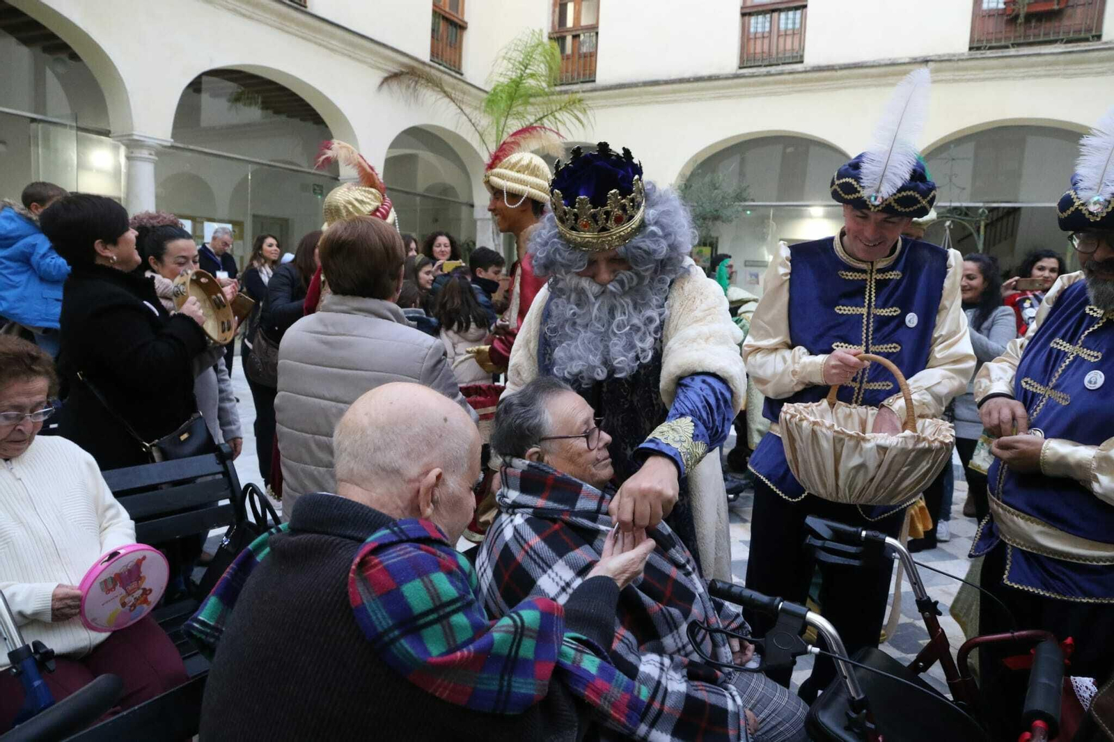 Los Reyes Magos visitan a los abuelos de Cádiz