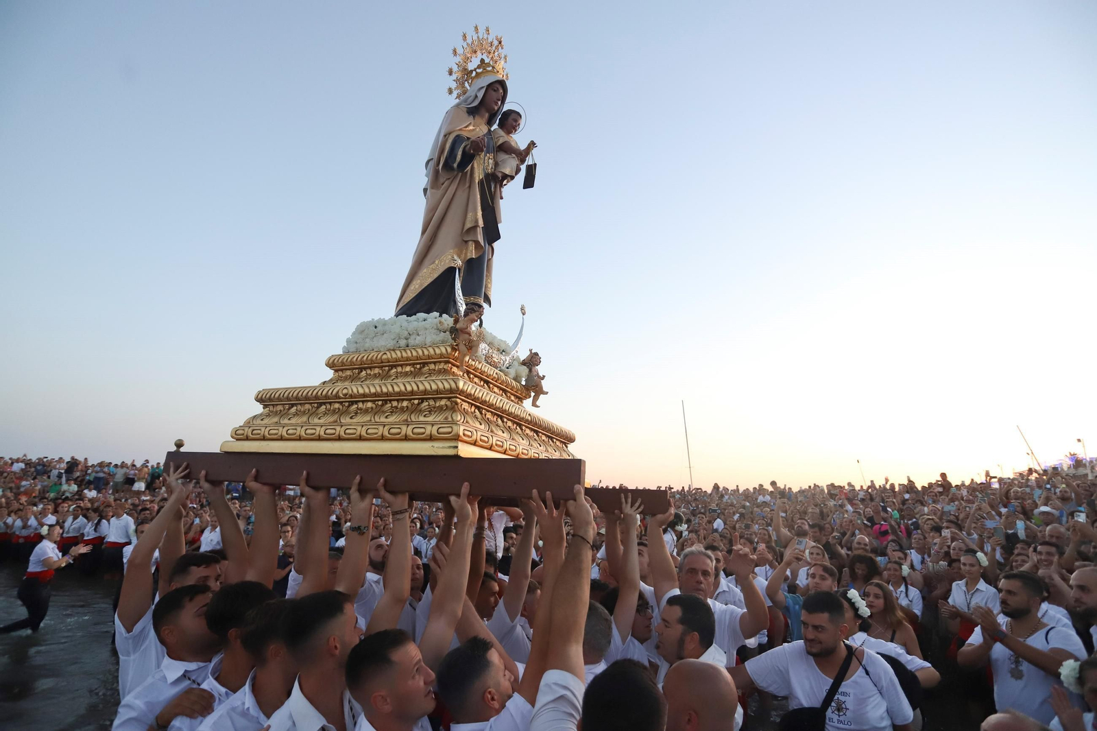La procesión de la Virgen del Carmen en la playa del Palo, en Málaga, en fotos