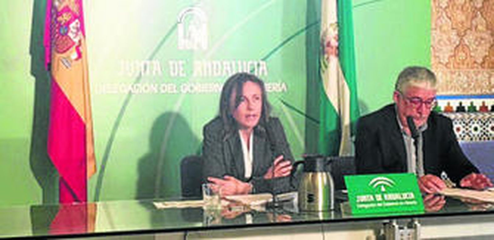 La delegada de Educación junto con el responsable de planificación.