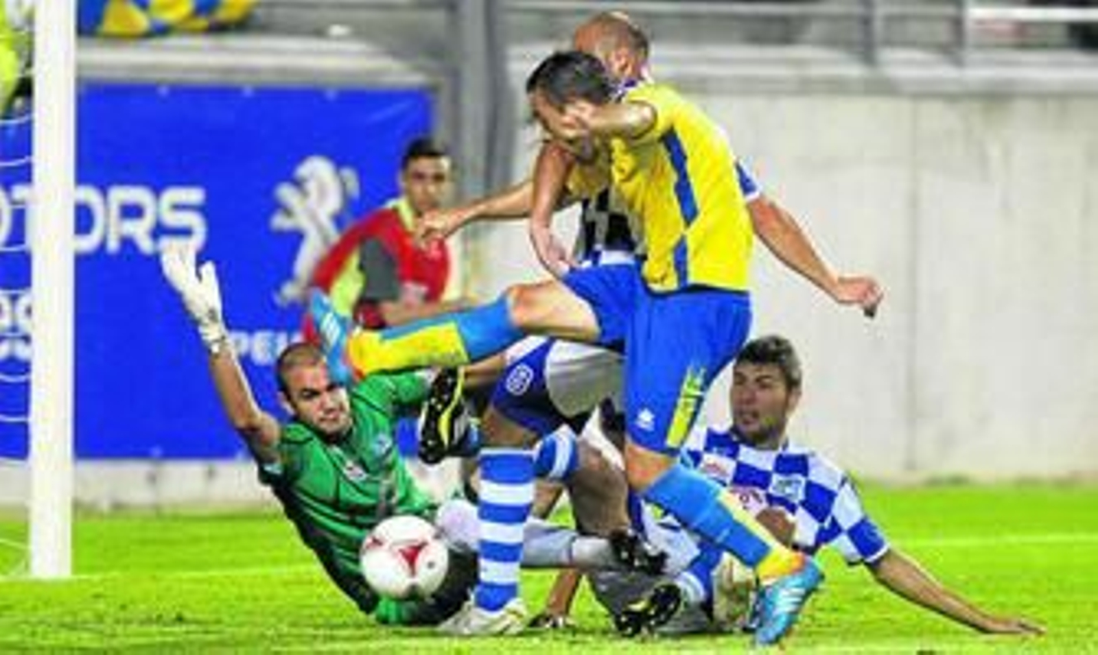 Adrián Gallardo trata de marcar ante la oposición del portero y la defensa del Arroyo en su duelo de Copa.