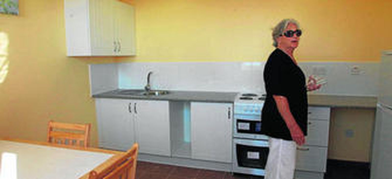 Una asistente a la inauguración de la casa de acogida visita uno de los apartamentos, ayer.