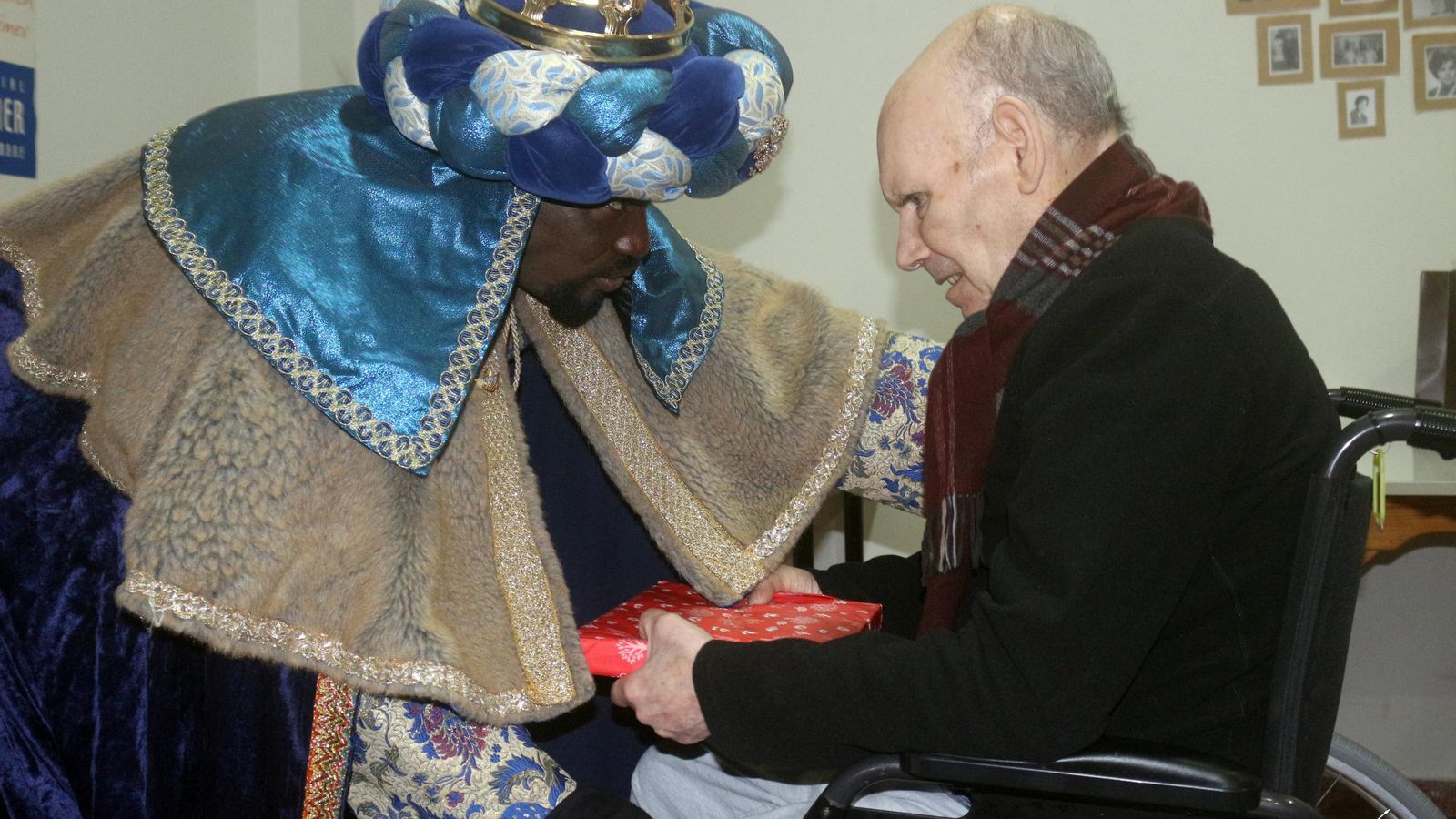 Baltasar entrega un regalo en el Residencia de Alzheimer 'Las Canteras'