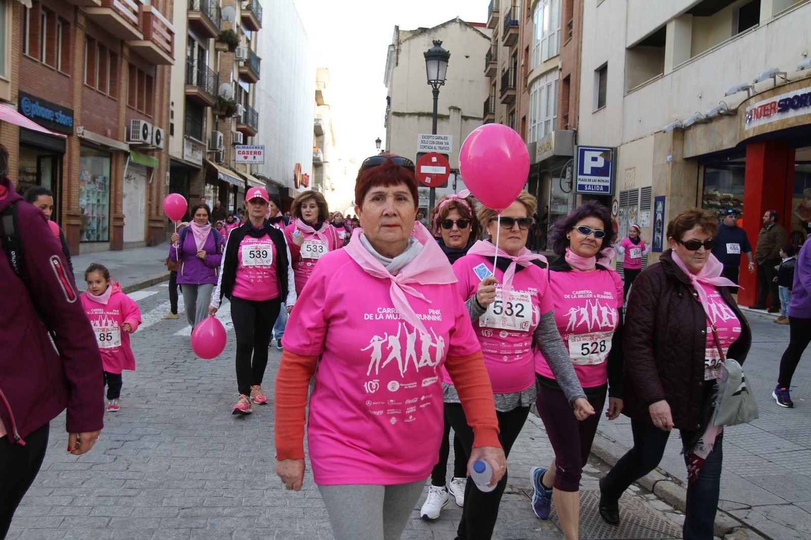 Imágenes de la Carrera contra el cáncer de mama de Huelva.