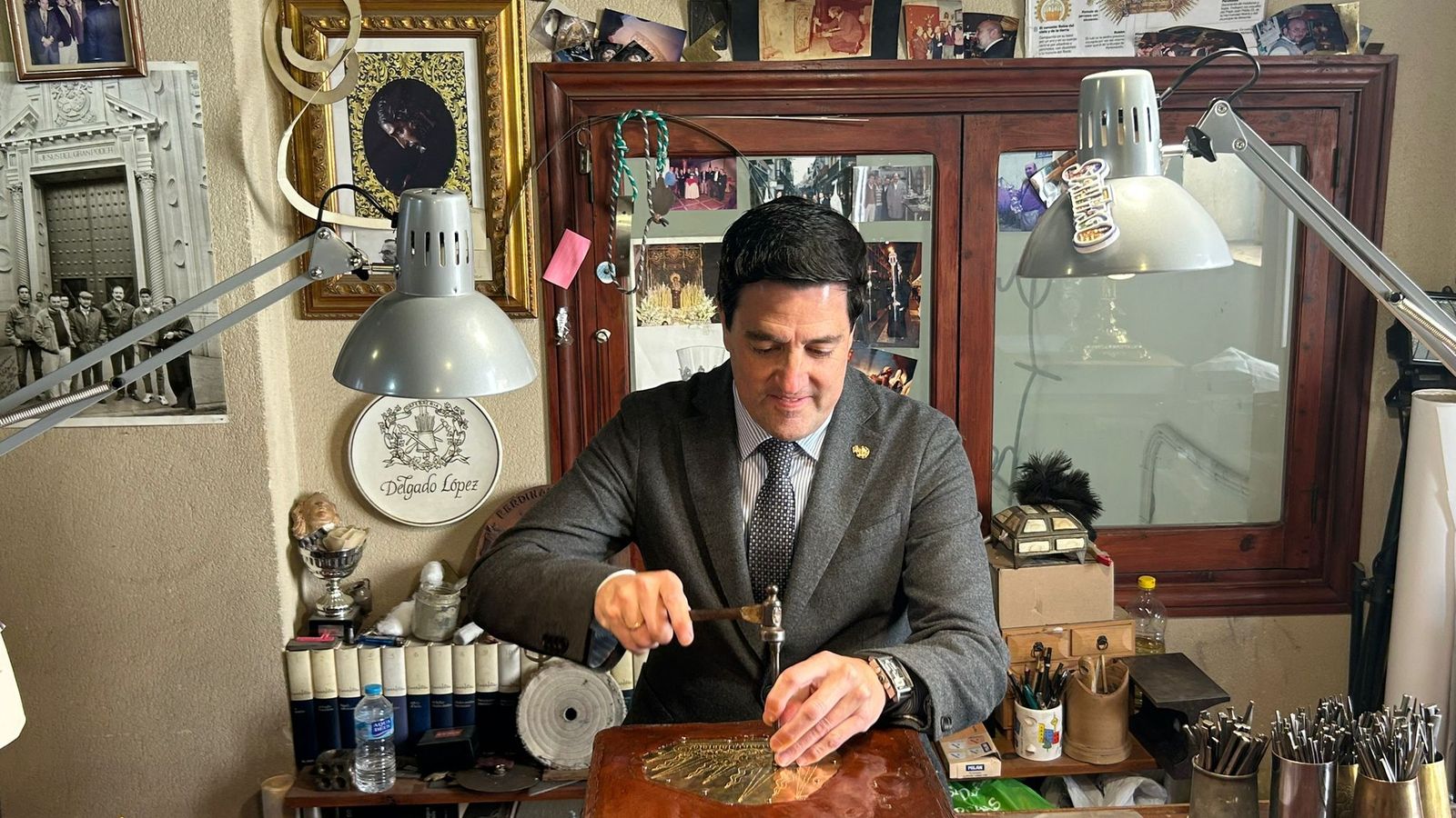 Luis Fernando Rodríguez da el primer golpe de cincel a la diadema