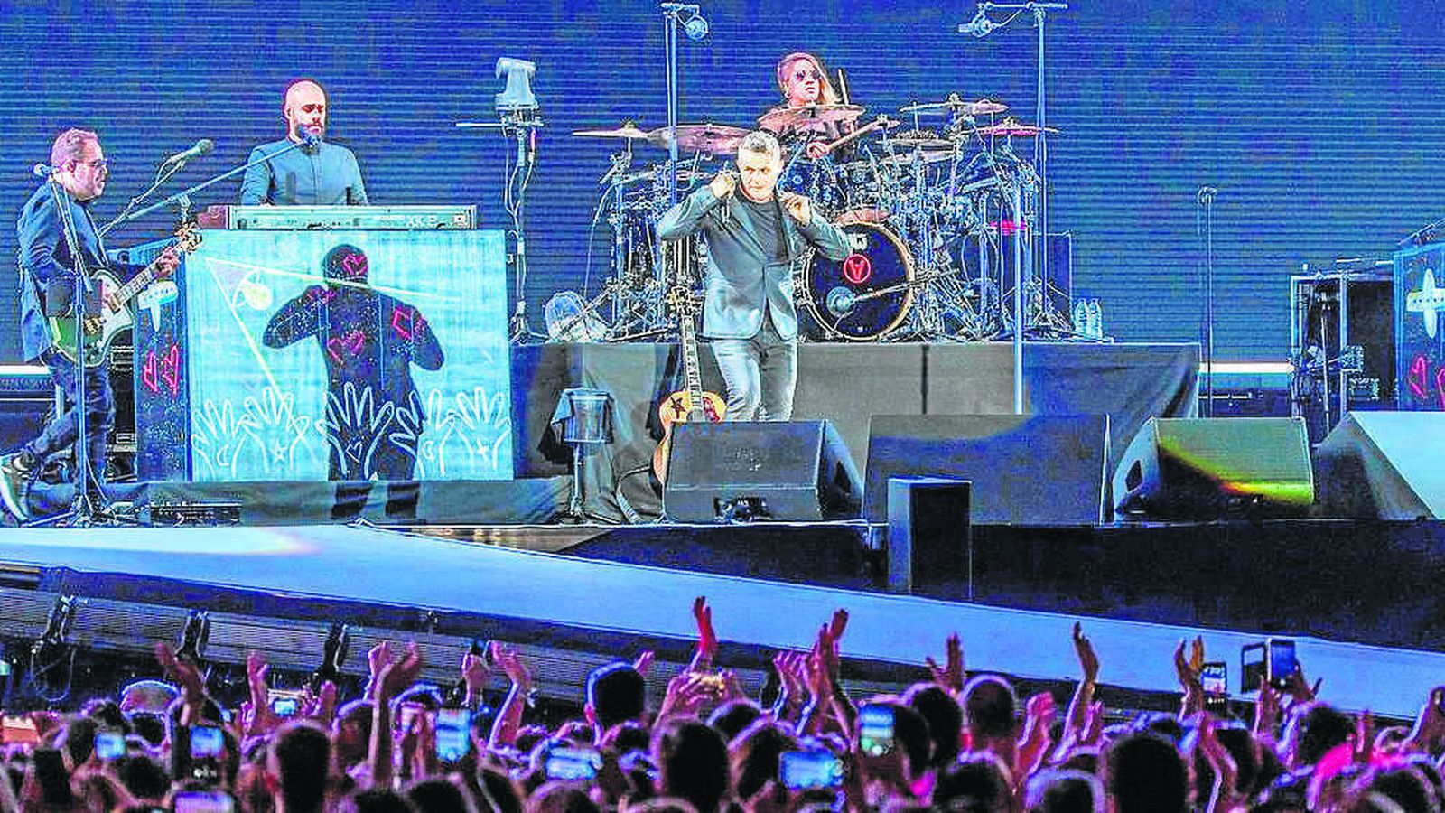 La ciudad acoge conciertos de asistencia masiva, como el de Alejandro Sanz en el campo del Betis.