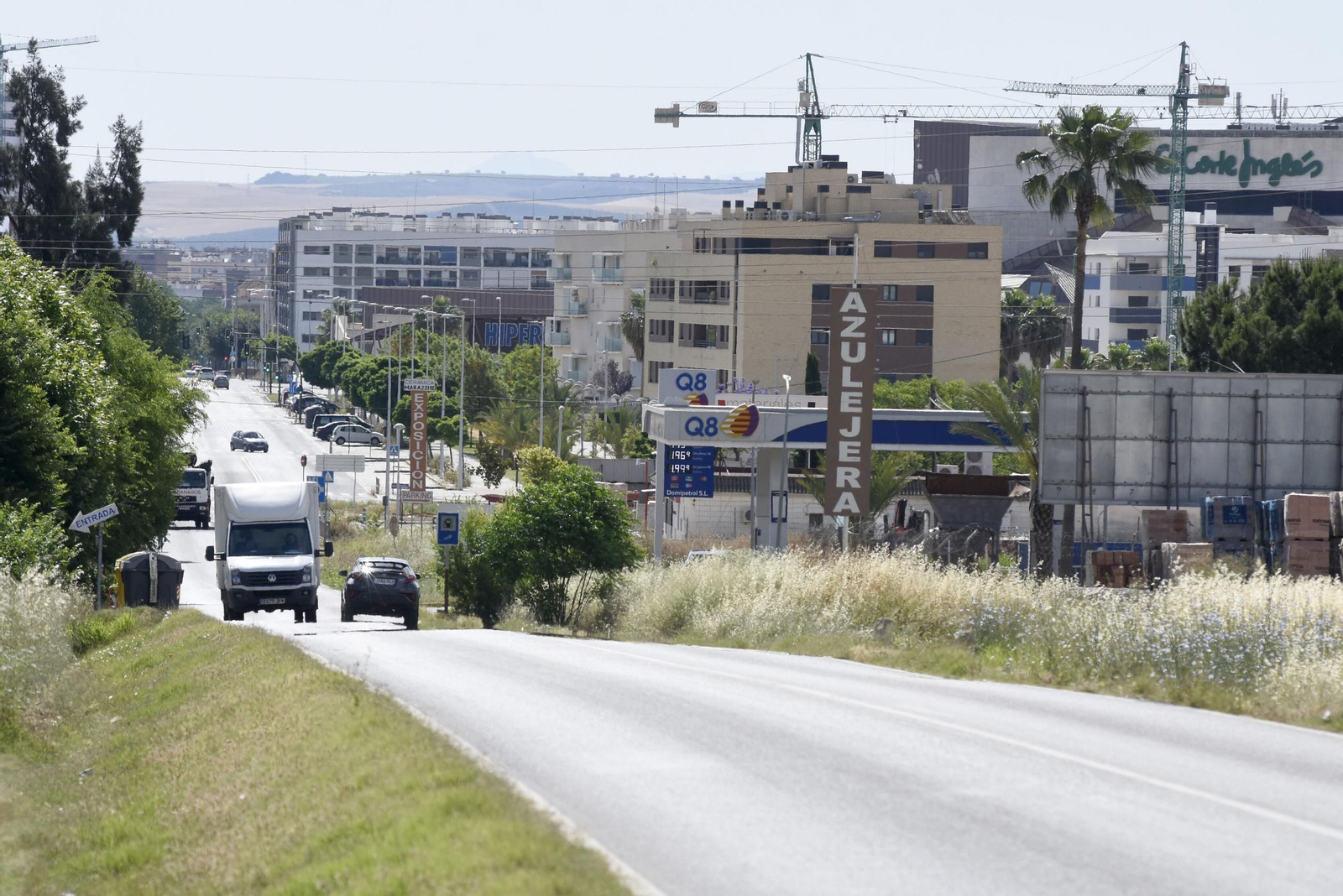 Carretera Trassierra junto a los barrios de nueva construcción de Córdoba.