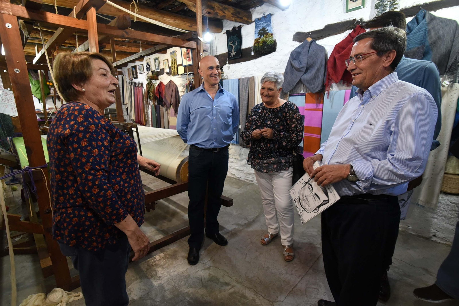 El presidente de la Diputación visitó la feria el día de la inauguración.