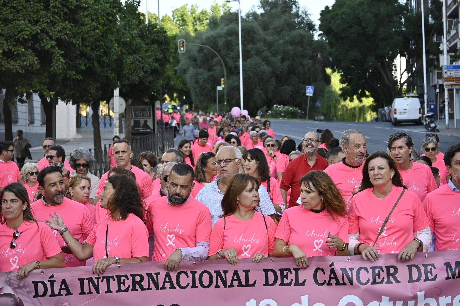 Cadena humana del día internacional del cáncer de mama