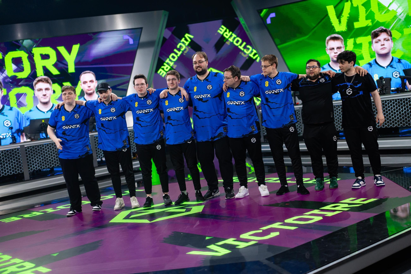 Los jugadores posan juntos.