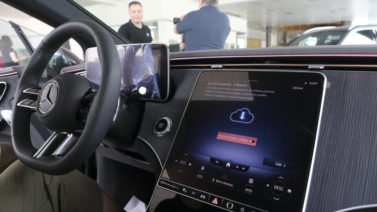 Imágenes de la presentación del Mercedes EQE en el concesionario Saveres, de Huércal de Almería