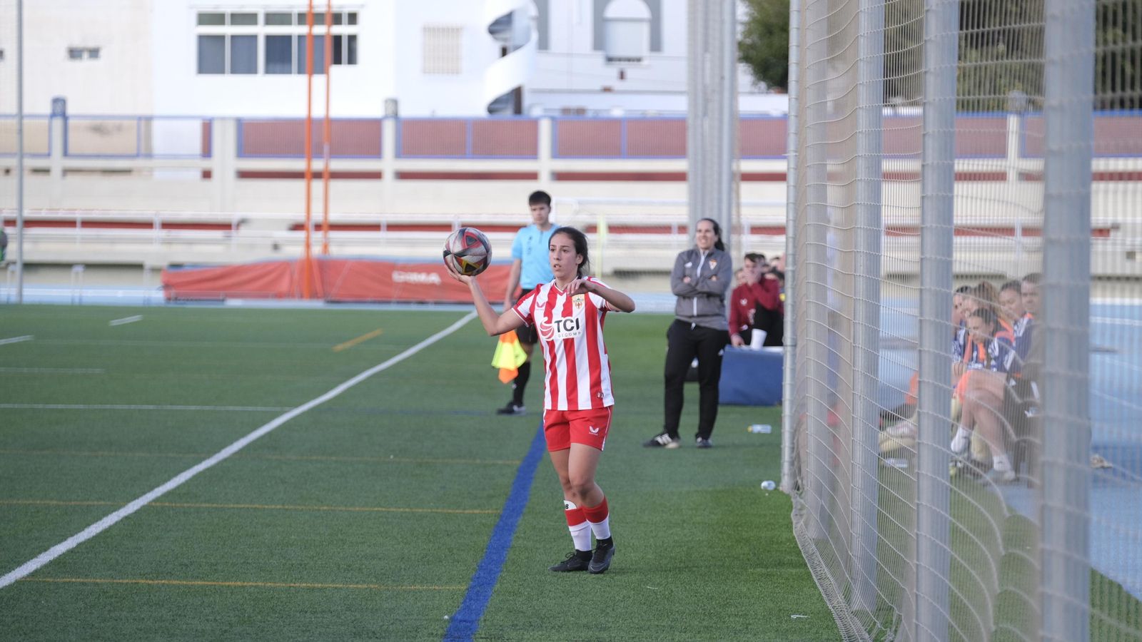 María Gil se dispone a sacar de banda durante una acción del partido.