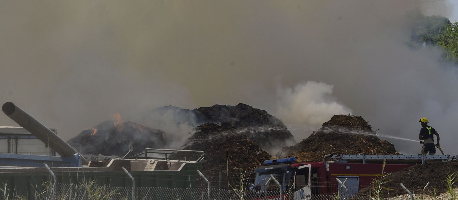Bomberos de Sevilla extinguen un incendio en una empresa residuos vegetales