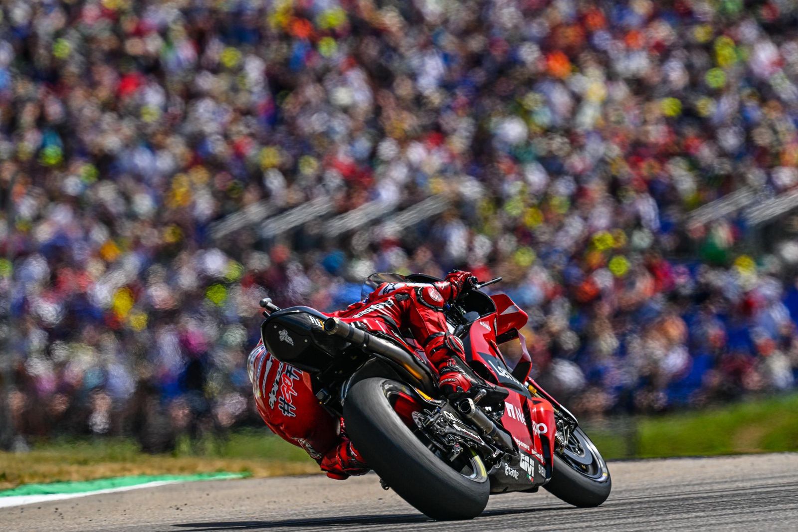 Bagnaia ha pulverizado el récord del trazado y ha hecho pole en  Sachsenring.