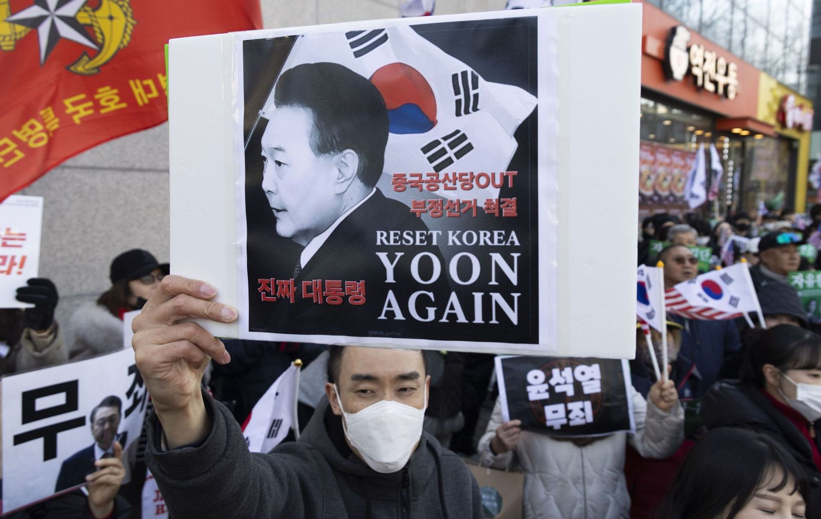 Seguidores del ex presidente Yoon se manifiestan en Seúl.