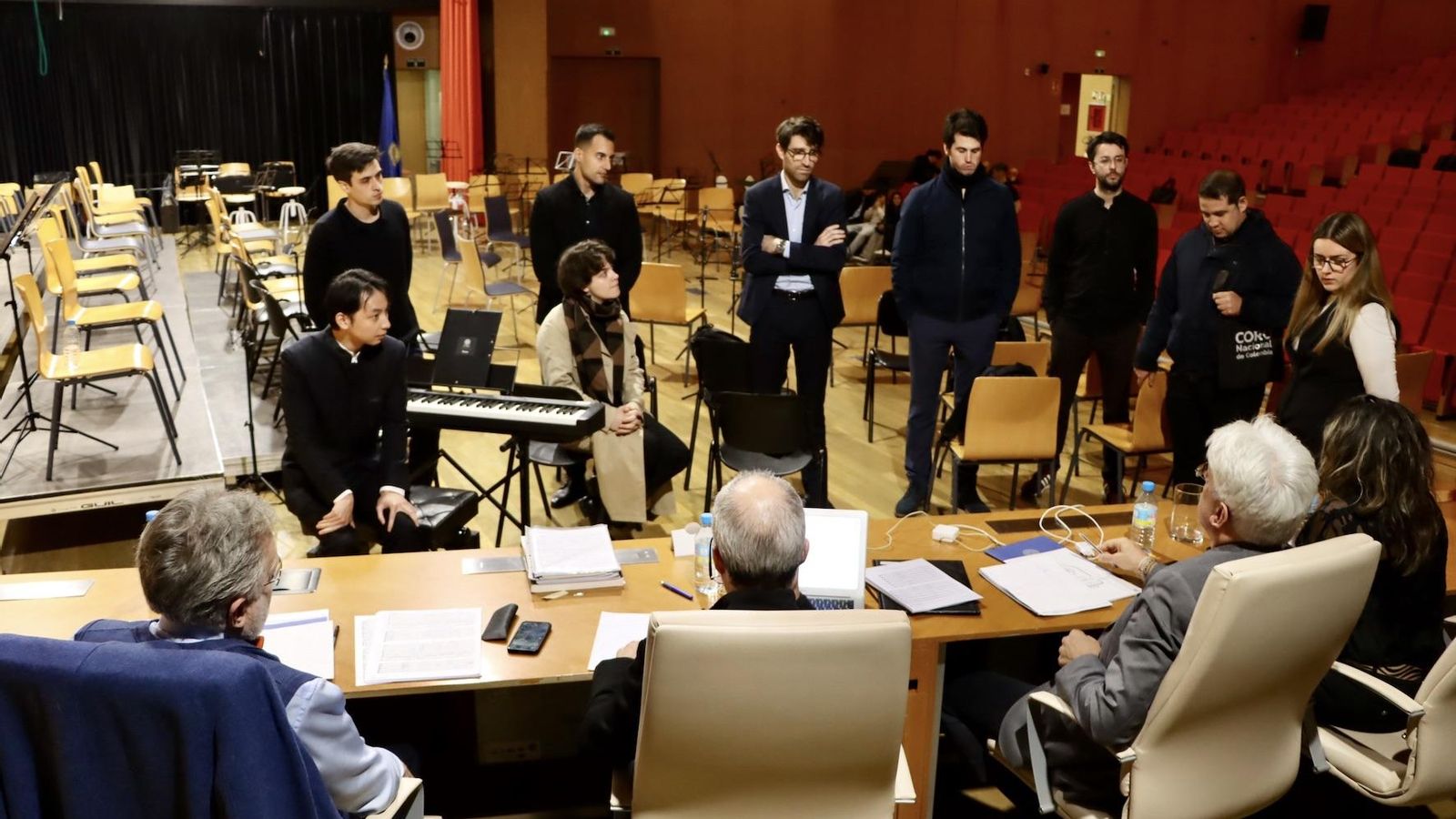 Los semifinalistas escuchan los comentarios de los miembros del jurado.