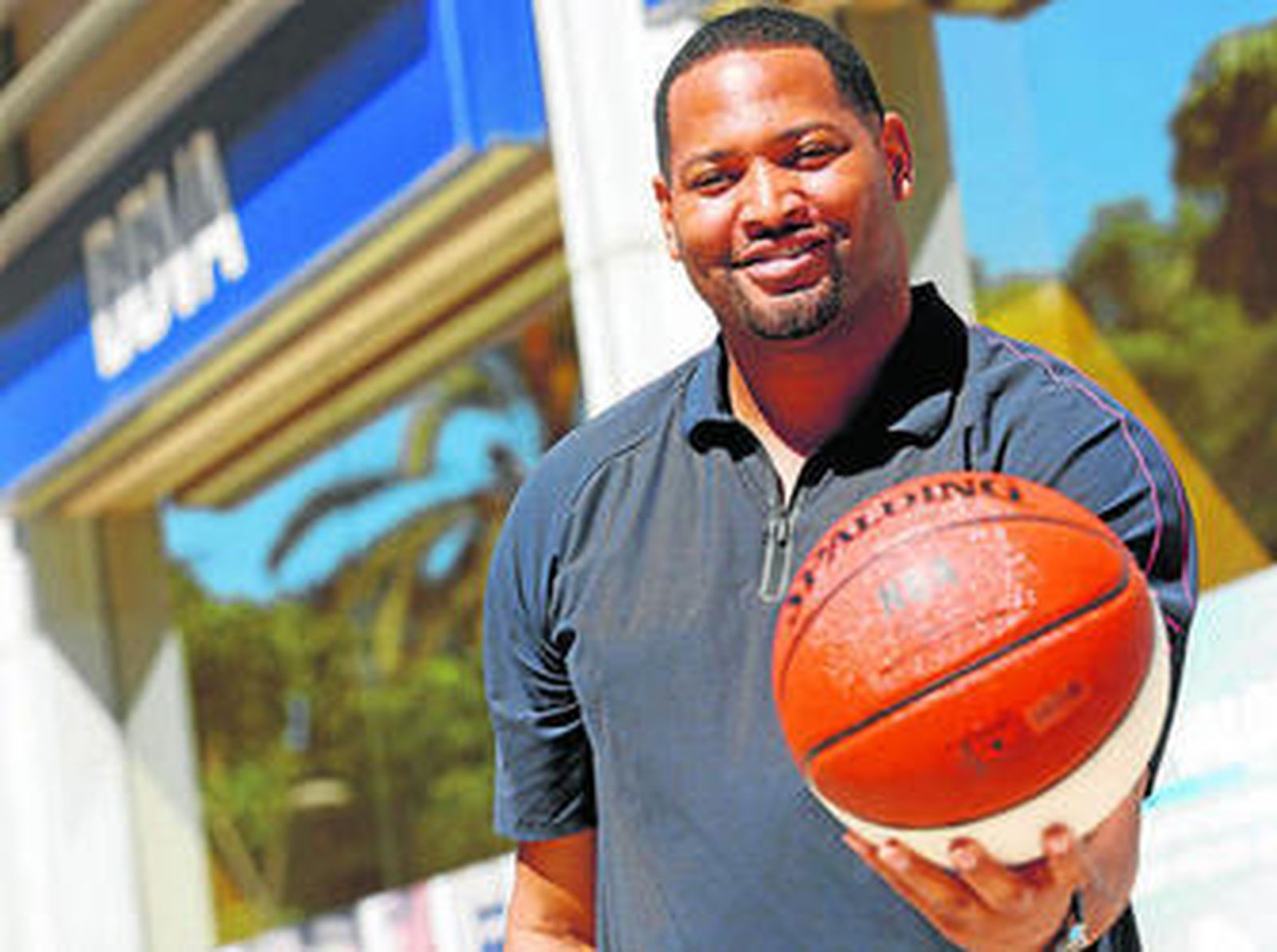 Iván Martínez conduce un ataque ante el Melilla Baloncesto.