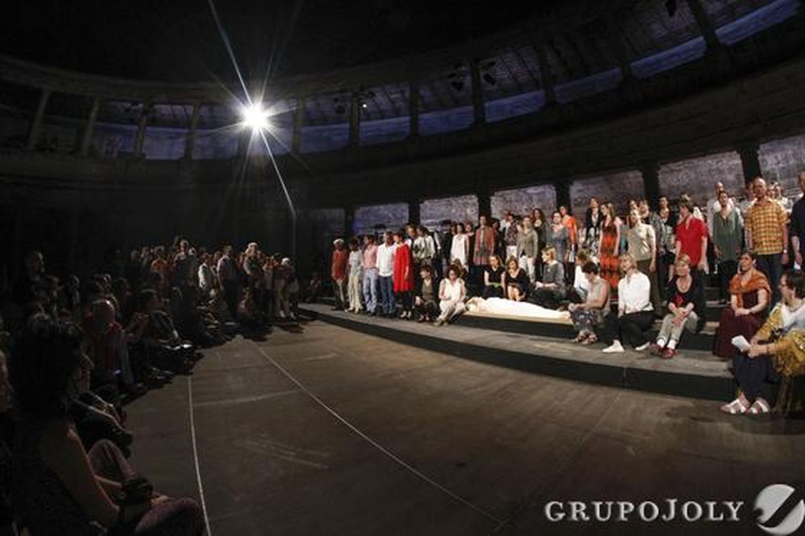 Músicos y espectadores se fundieron en el espectáculo.  Foto: Álex Cámara