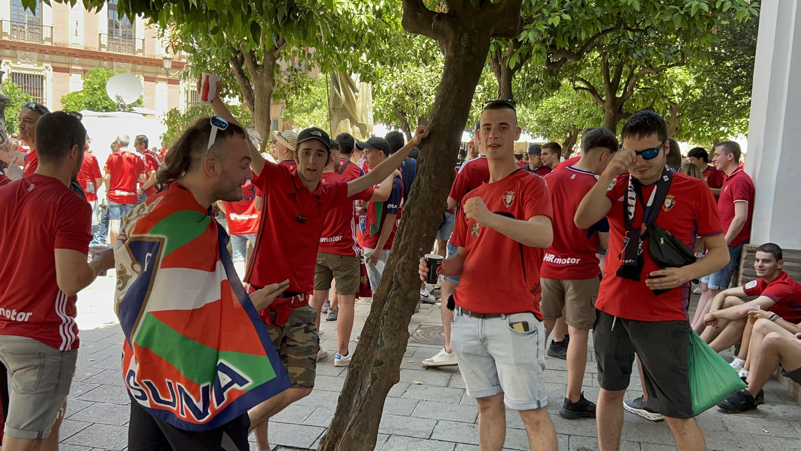 Búscate en la galería gráfica de las aficiones de Osasuna y Real Madrid en Sevilla