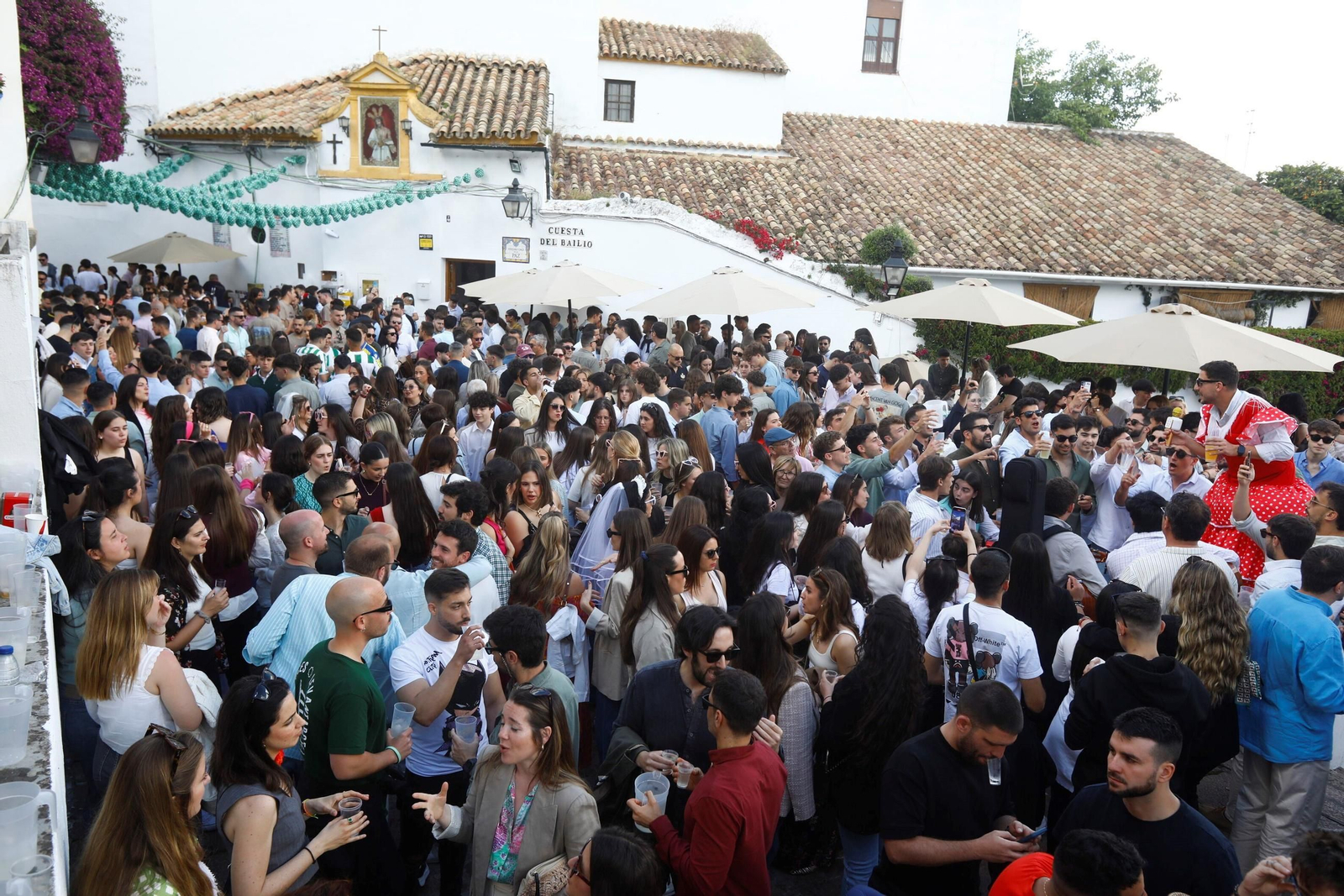 Las mejores fotos de unas Cruces de Córdoba abarrotadas para dar la bienvenida al fin de semana