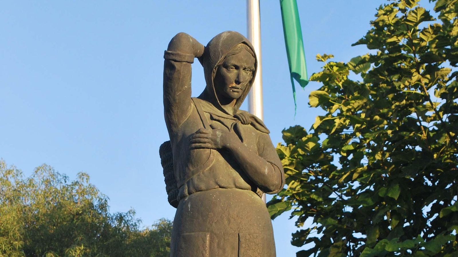 Monumento a los trabajadores del campo / Junto al Edificio V Centenario