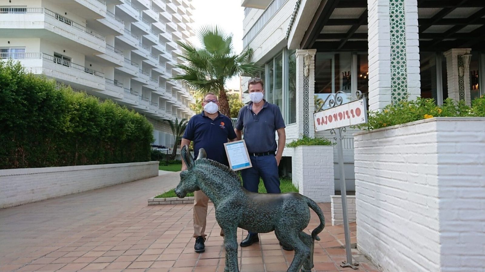 David Briones, director de salud del hotel, y Juan Pedro Weis, el propietario.
